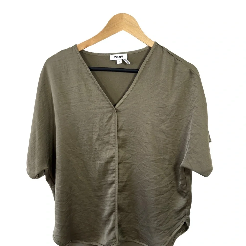 DKNY Olive Green V-Neck Satin Blouse Short Sleeve Size Small